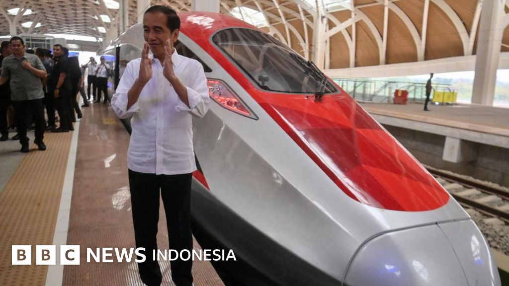 Ekonomi: Utang kereta cepat dibayar APBN, ekonom soroti fungsi Danantara