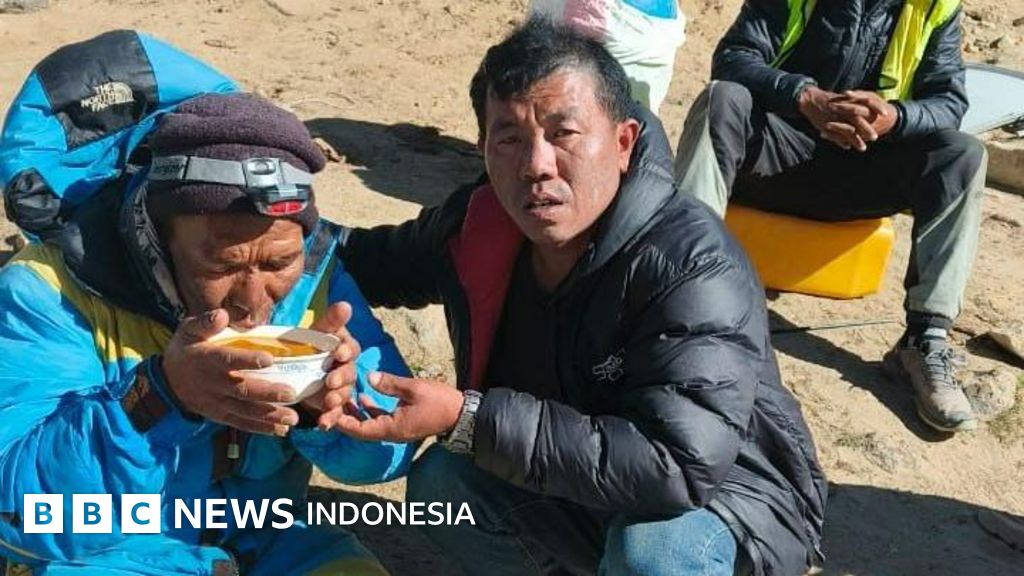 Vodniki po Mount Everestu preživijo z uživanjem čokolade in ‘žvečenjem ledu’