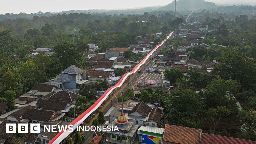 Galeri foto hari kemerdekaan Indonesia: Mulai pembentangan bendera 600 meter di kaki Gunung Arjuno hingga upacara di lokasi Karhutla