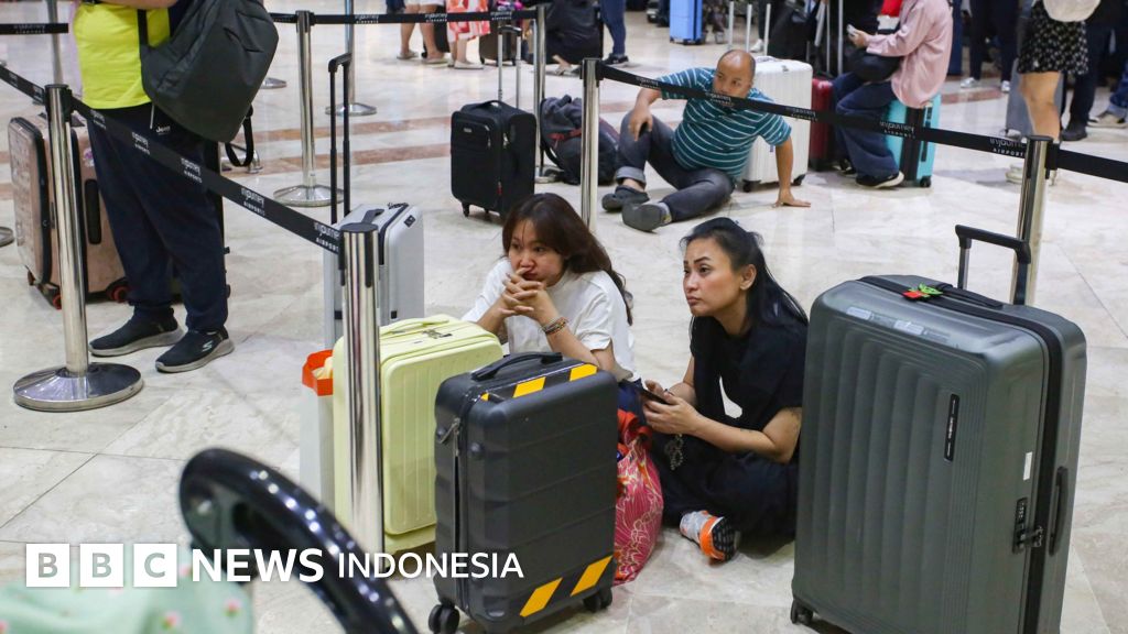 Gunung Anak Krakatau: Bandara Soetta ditutup sementara, mengapa pesawat dilarang terbang saat gunung meletus?