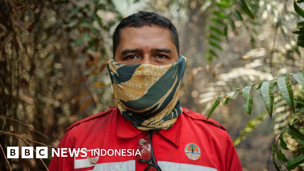 Kebakaran hutan: Relawan pemadam yang mempertaruhkan nyawa demi menjinakkan ‘bom karbon’