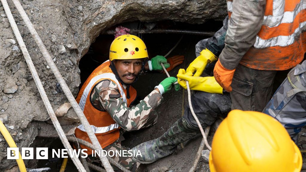 Nepal: Dua pekerja diselamatkan dari terowongan sembilan hari setelah banjir bandang melanda